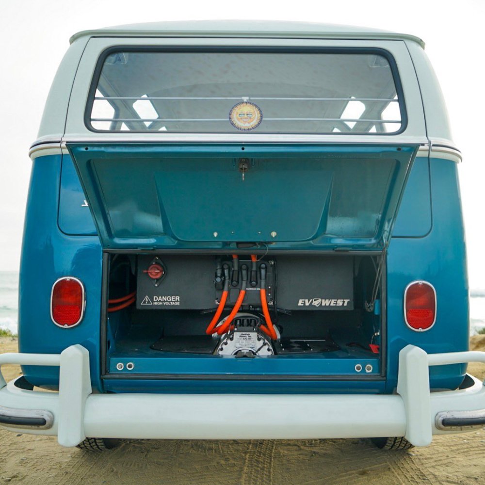 Bakenden på en 60-talls Volkswagen Caravelle med elmotor. Foto EV West