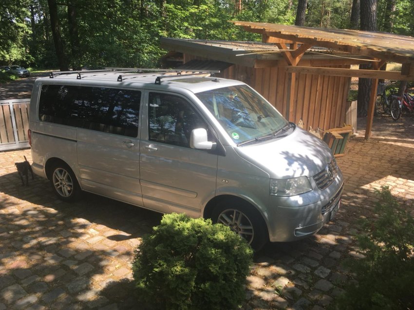 Joan Wagners sølvfargede Volkswagen Multivan parkert på en campingplass