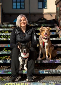 Atferdsspesialist Anne Marit Stakkestad sammen med to hunder