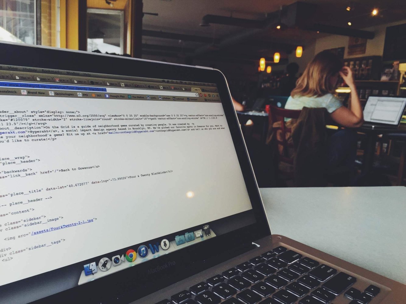 En laptop på en kafé