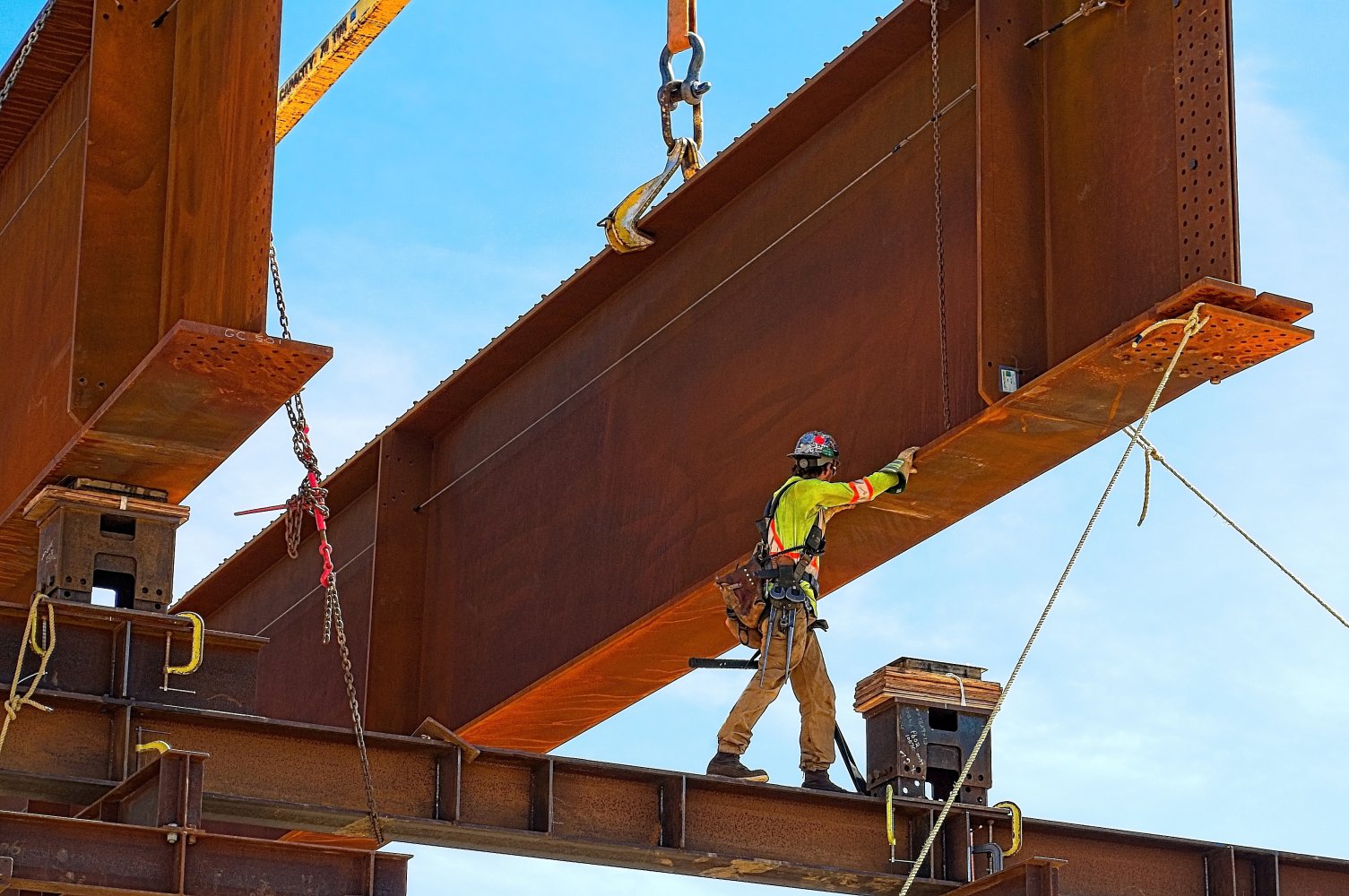 Bildet viser en bygg- og anleggsarbeider som jobber på en byggeplass