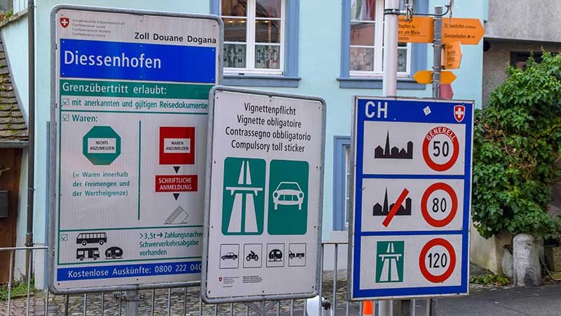 Trafikkskilt på grensen mellom Tyskland og Sveits.