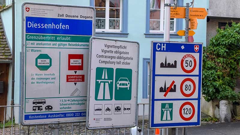Trafikkskilt på grensen mellom Tyskland og Sveits.