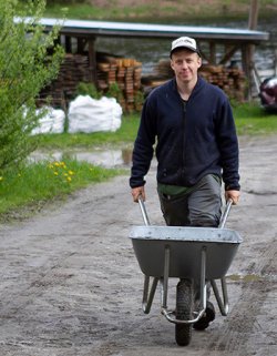 Gårdbruker Mikael Olmhus på Olmhus Gård i Sør Aurdal
