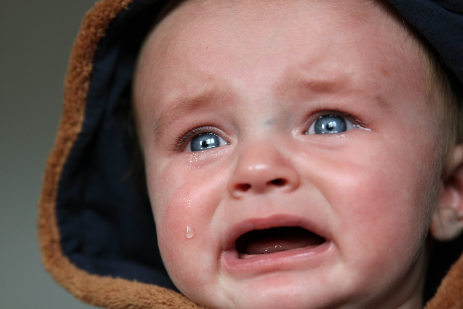 Baby som gråter.