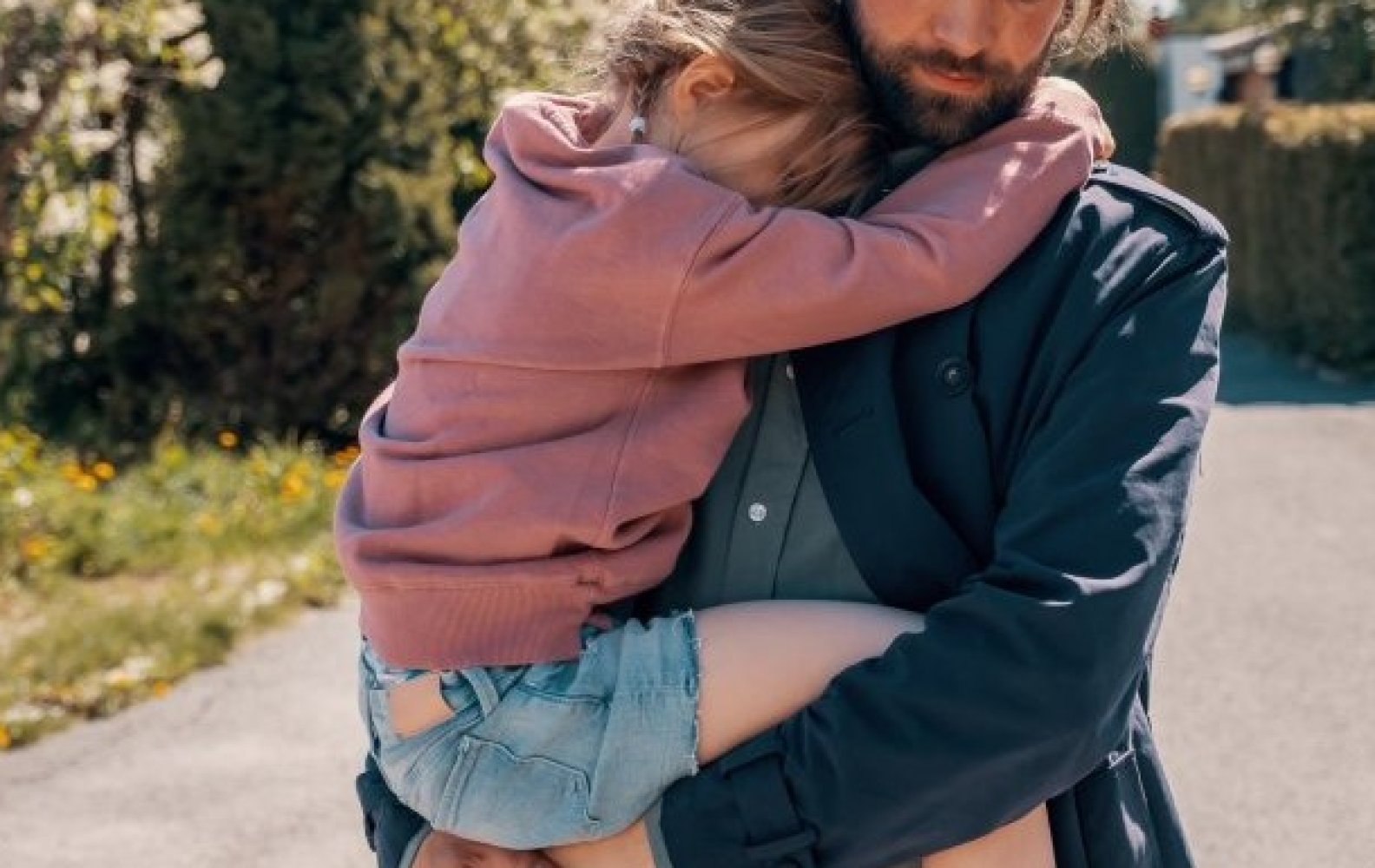 En mann som bærer på et barn.