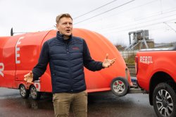 Jonathan Parr står foran en rød Rebil- biltilhenger.