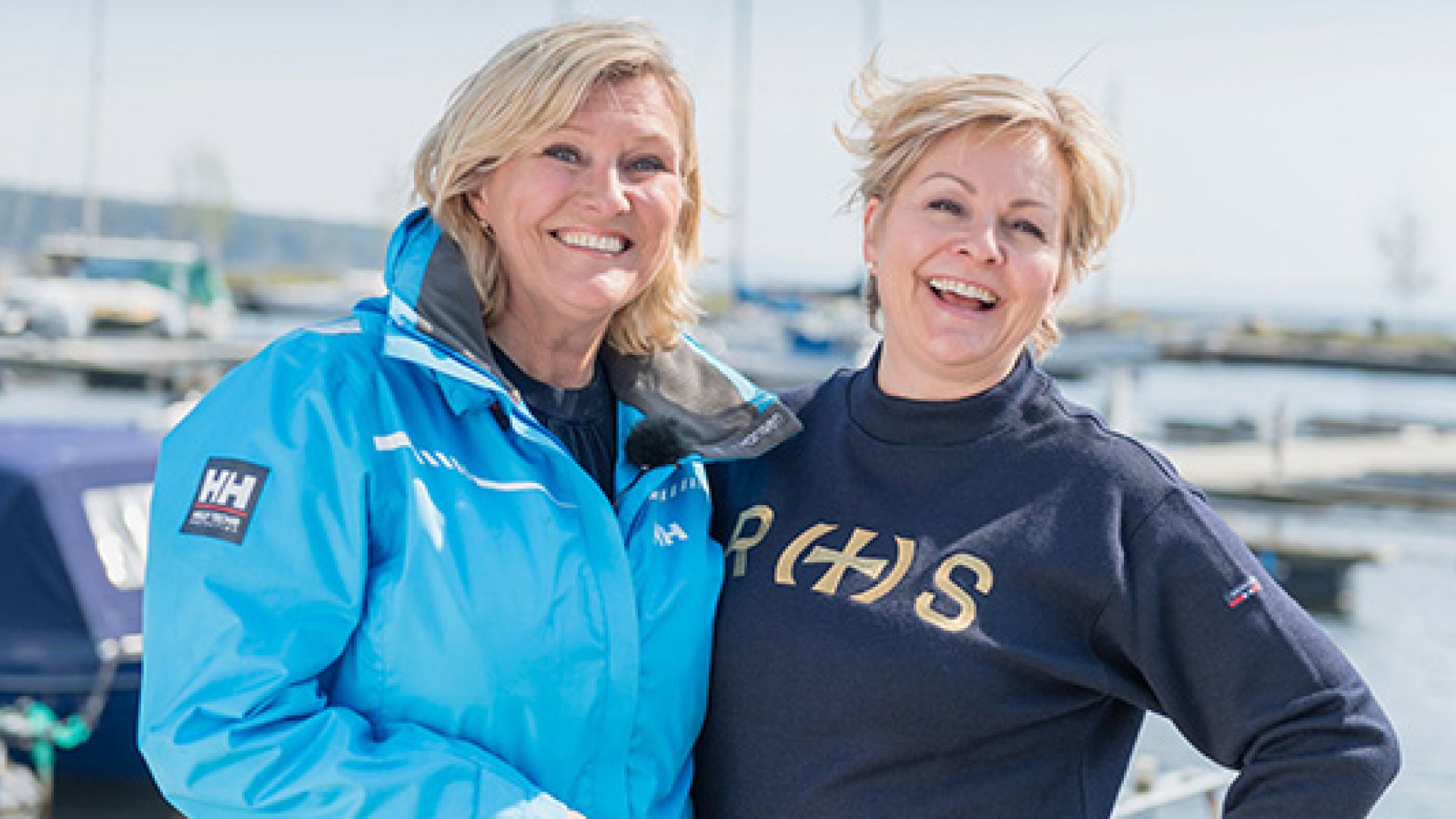 Signe Tynning (t.v.)og generalsekretær Rikke Lind i Redningsselskapet vil at flere kvinner skal ta styringen på sjøen.