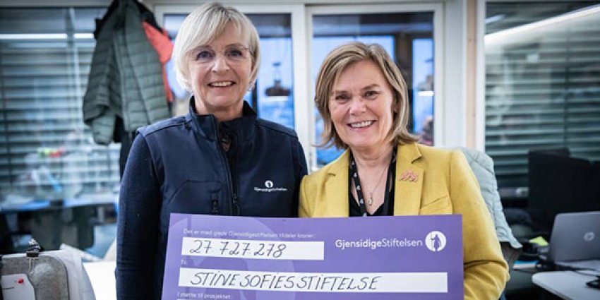GAVE: Styreleder Ada Sofie Austegard (t.h.) i Stine Sofies Stiftelse mottar pengegaven fra Inger Mari Søvig, kundevalgt i Gjensidigestiftelsen i Agder.