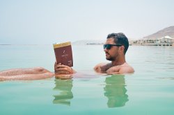 Støyende barn ved bassenget, sier du? I det saltrike Dødehavet kan du lese boka di i fred og ro i vannet.