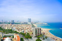 Kombinasjonen av by- og strandliv har gjort Barcelona til et yndet feriemål. Men pass på verdisakene når du oppholder deg på steder med store folkemengder, som stranda ved Barceloneta (i bildet) eller i paradegaten La Rambla.