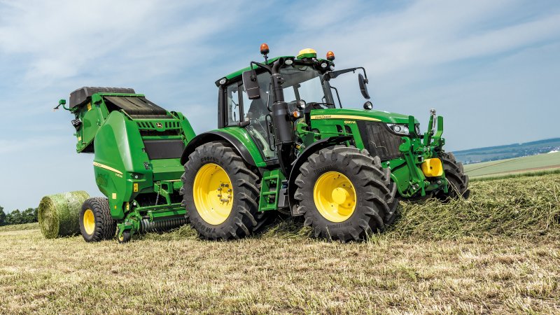 Traktor av typen John Deere 6120M AutoPowr.