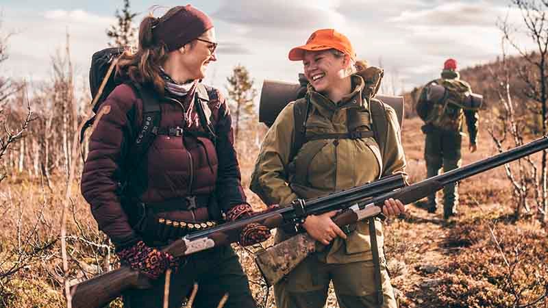 Glade jenter på jakt.