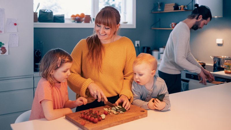 Familie som lager mat sammen.