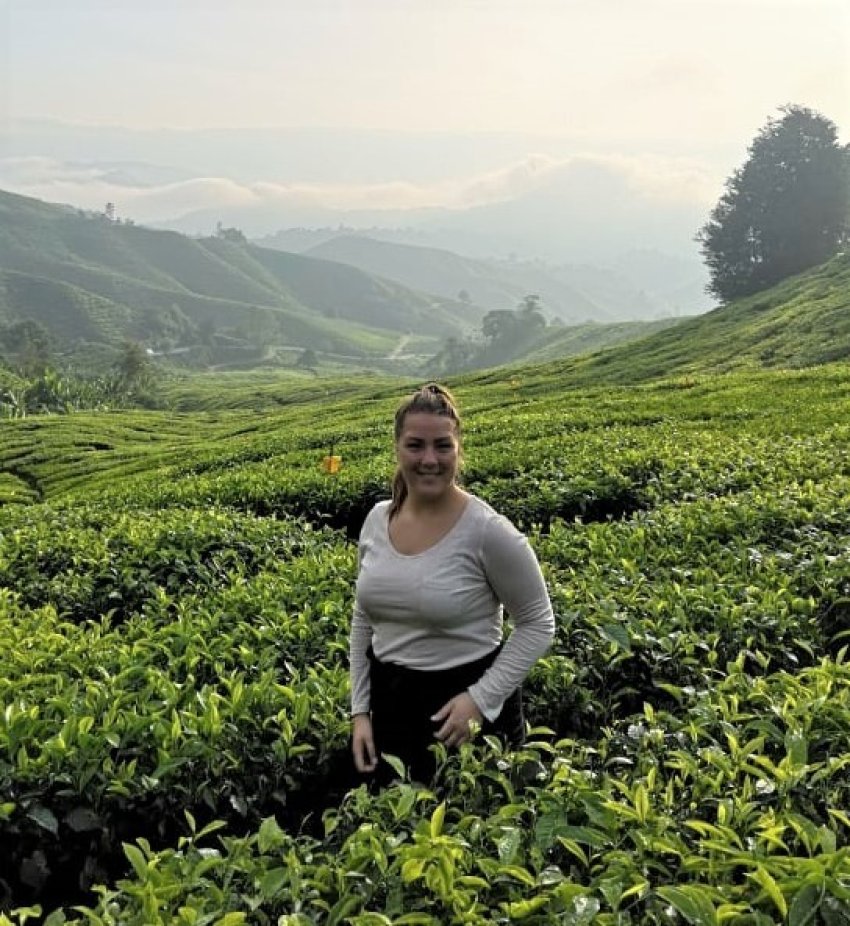 Tora Johanne Persent i en åker i Malaysia.