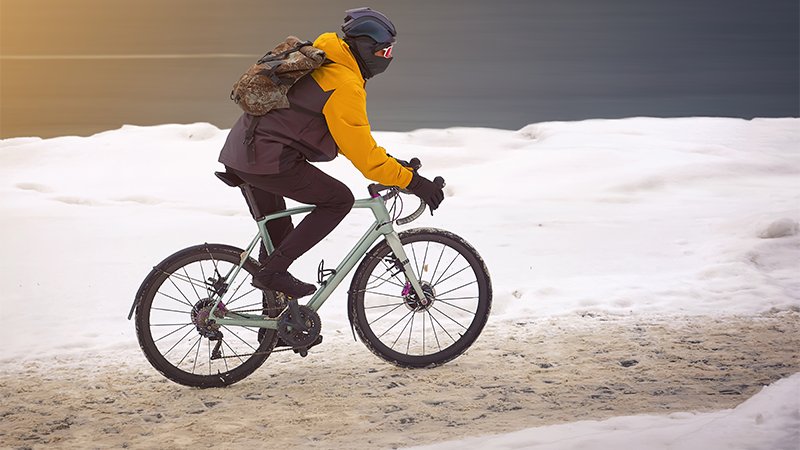 Mann som sykler på vinterføre.