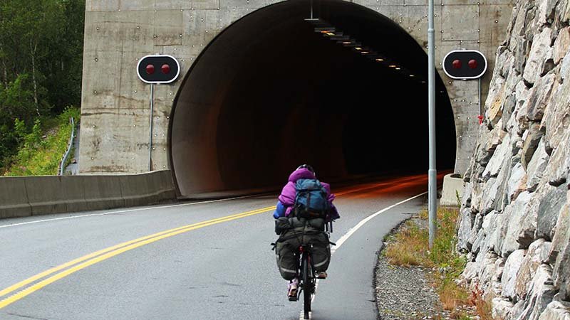 Syklist på vei inn i en tunnel.