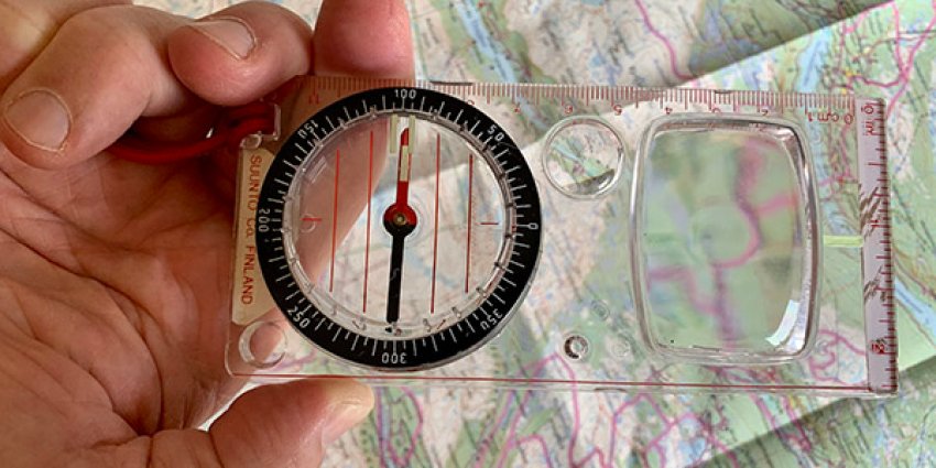 MARSJRETNING: Ta kompasset bort fra kartet og drei kompasset til kompasshuspila og kompassnåla faller sammen.