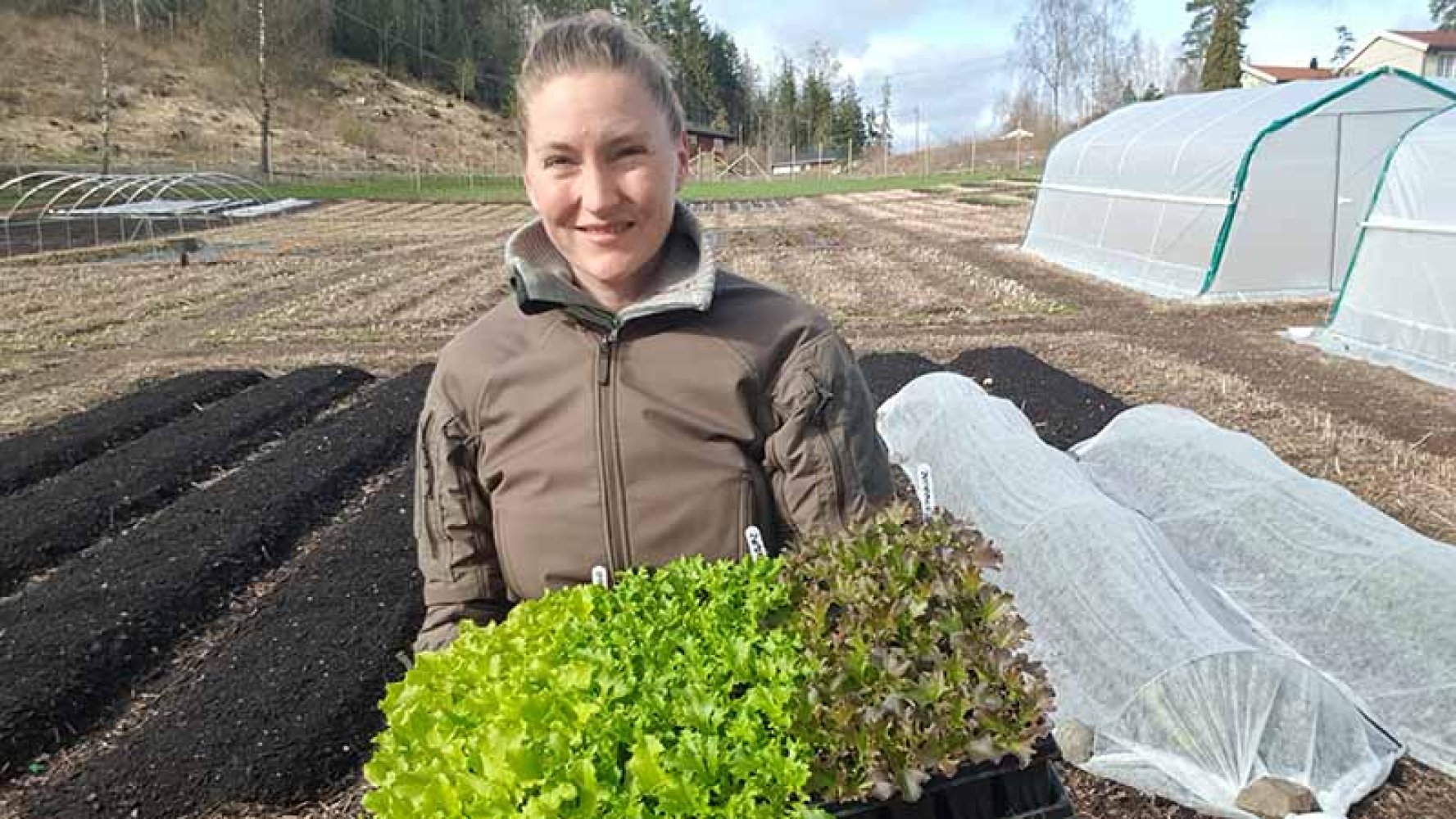 Lien på Korsviken gård viser frem avling.