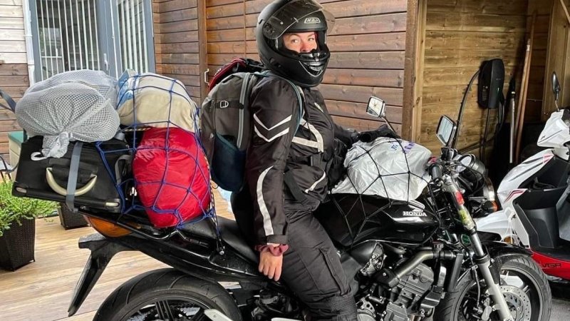 Marie Midtun på motorsykkelen sin før avreise til Spania.