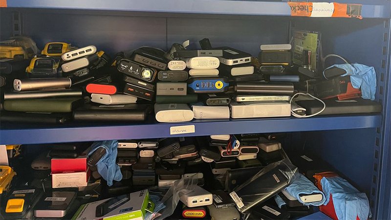 Konfiguerte powerbanks fra innsjekket bagasje. Foto: Avinor