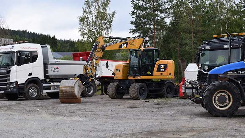 Lastebil, gravemaskin og traktor