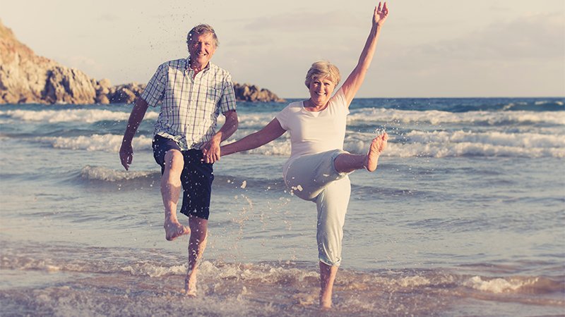 Mann og dame som nyter livet på stranden.