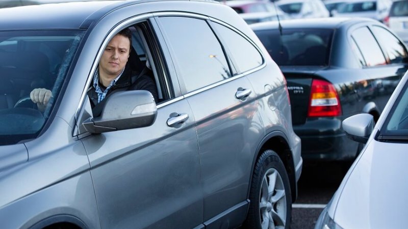 Jan Fleinsjø i bilen på parkeringsplass.