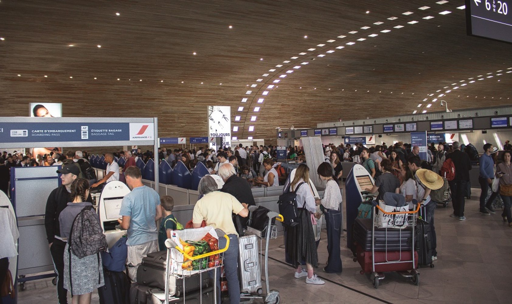 Bilde av folk på flyplass
