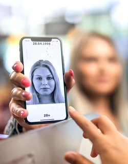 I Finland kan innbyggerne laste ned en app som gir dem tilgang til førerkortet på mobiltelefonen. FOTO: Aleksi Malinen/TRAFI