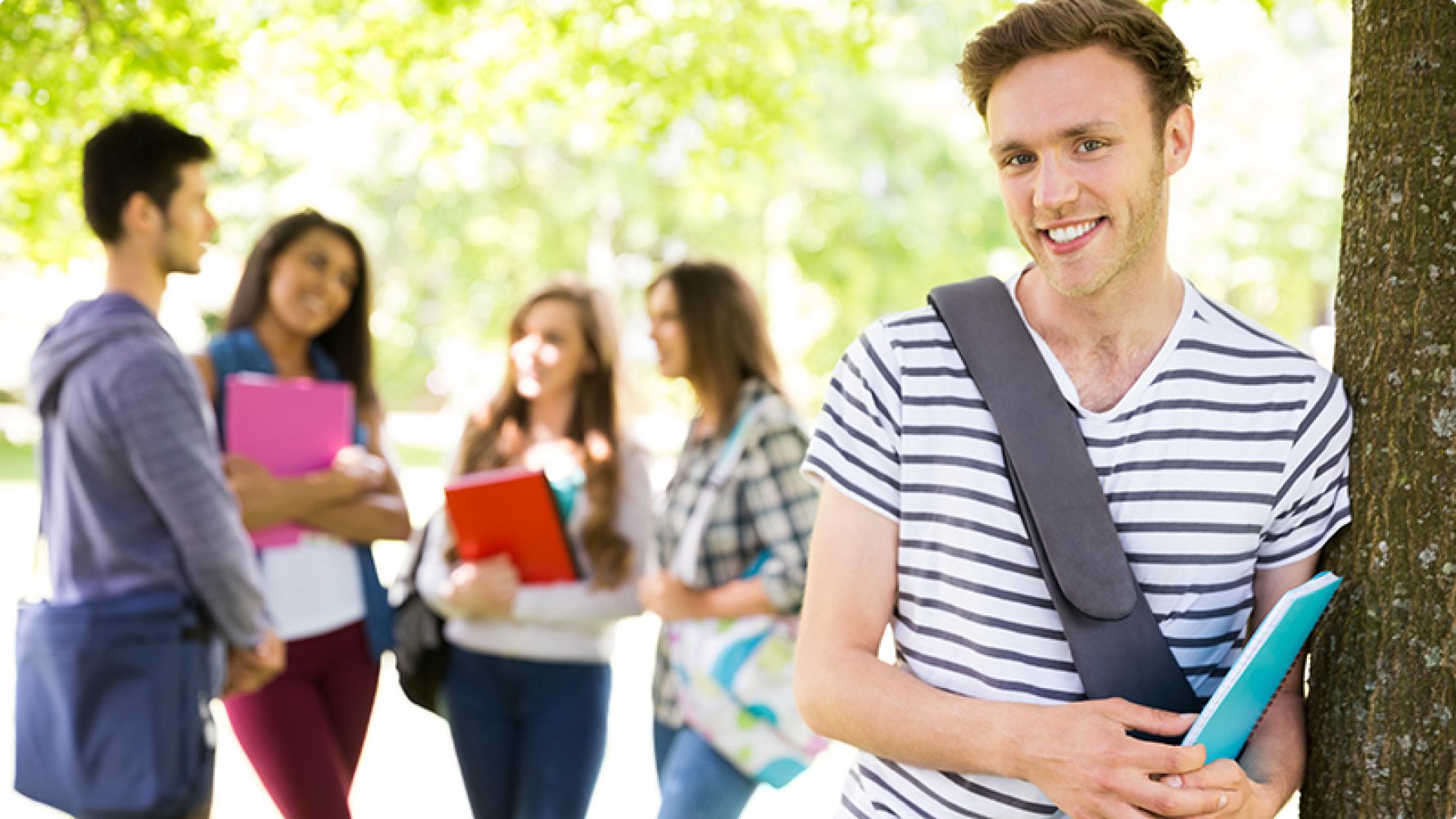 Studenter som snakker og smiler.