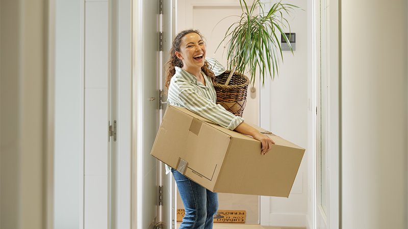 Ung jente som flytter inn i leilighet.