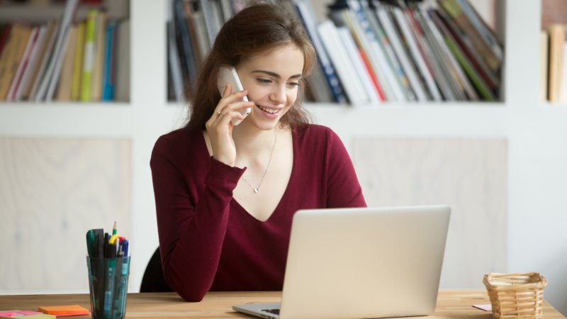 Bildet viser en kvinne som snakker i telefon