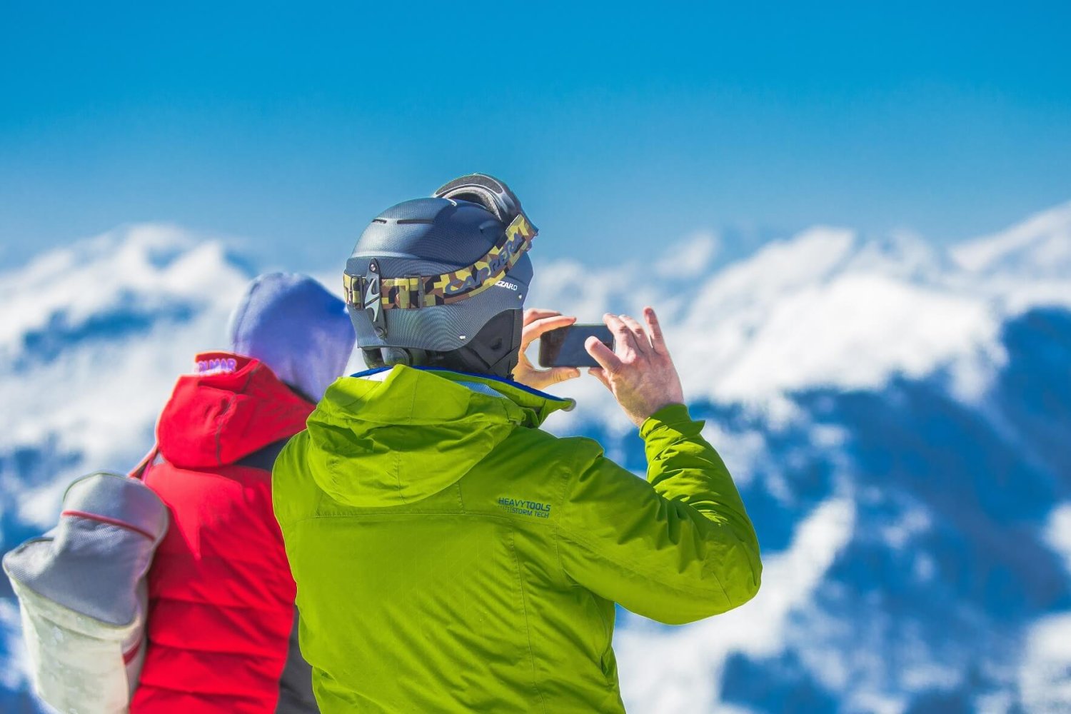 Skitur. Fjell. Tar bilde med mobilen. Klarvær