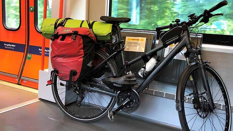 Sykkel parkert i gangen på et tog.
