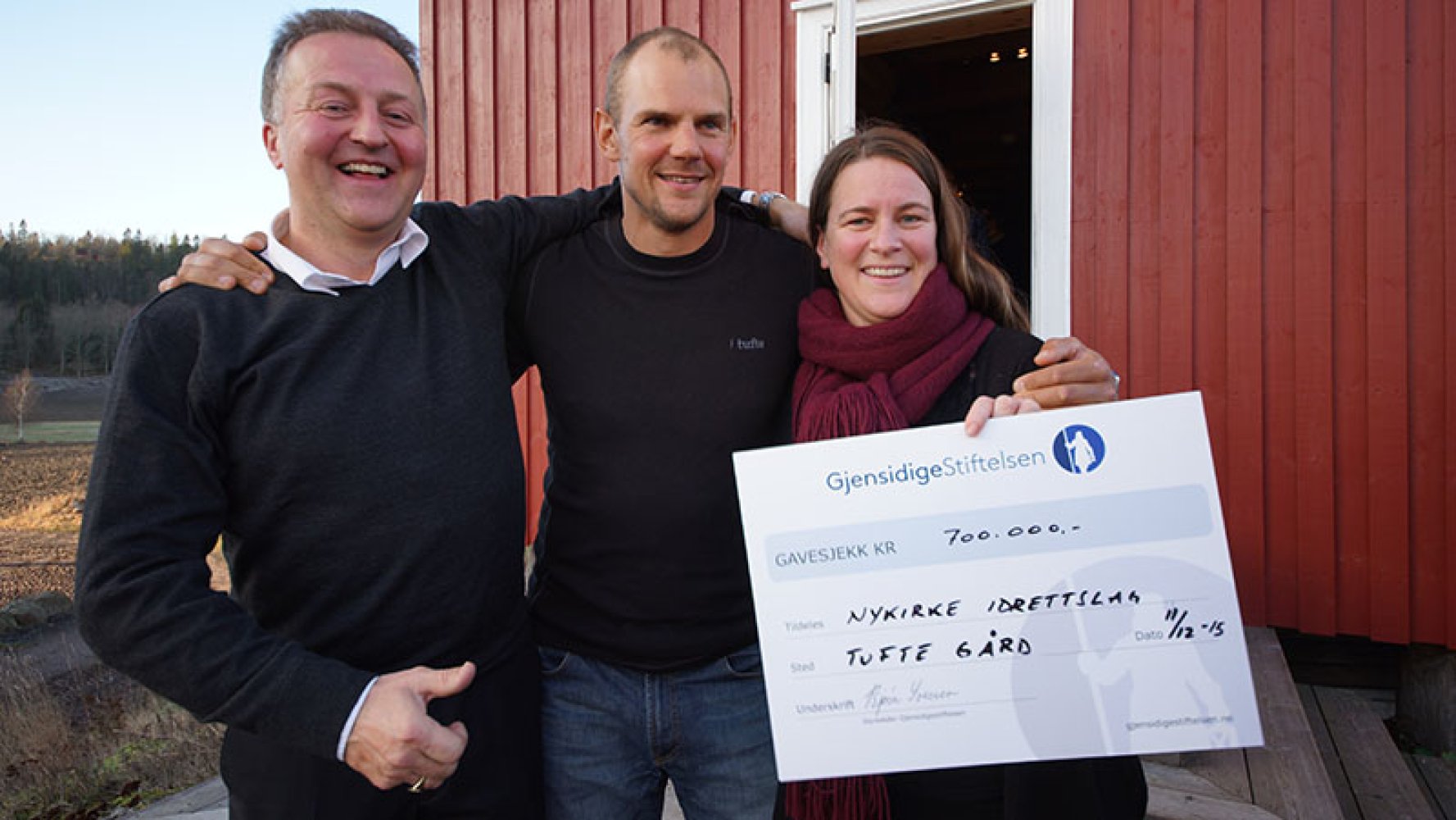 Representanter for Nykirke idrettslag i Vestfold og Telemark som jubler etter å ha mottatt stiftelsens gave