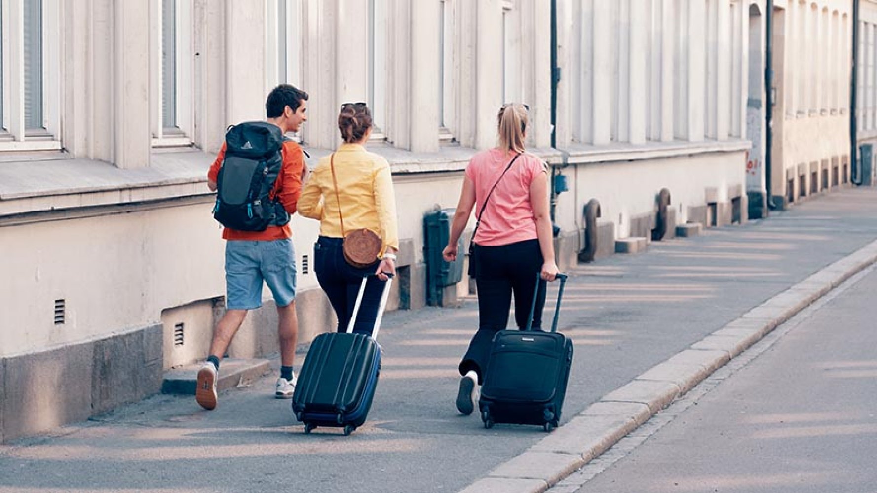 Venner på reise. Koffert. Gate.