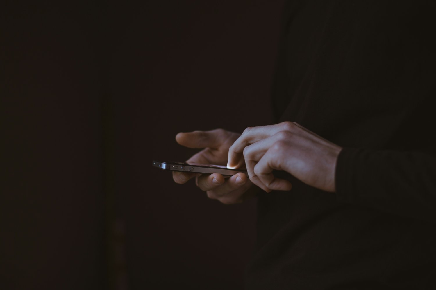 Bilde av mobiltelefon i hendene til en mann