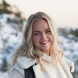 Psykolog Helene Olsen ute i vinterlandskap