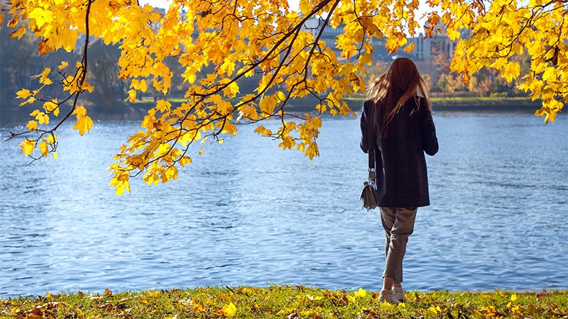 Dame på tur ute i naturen.