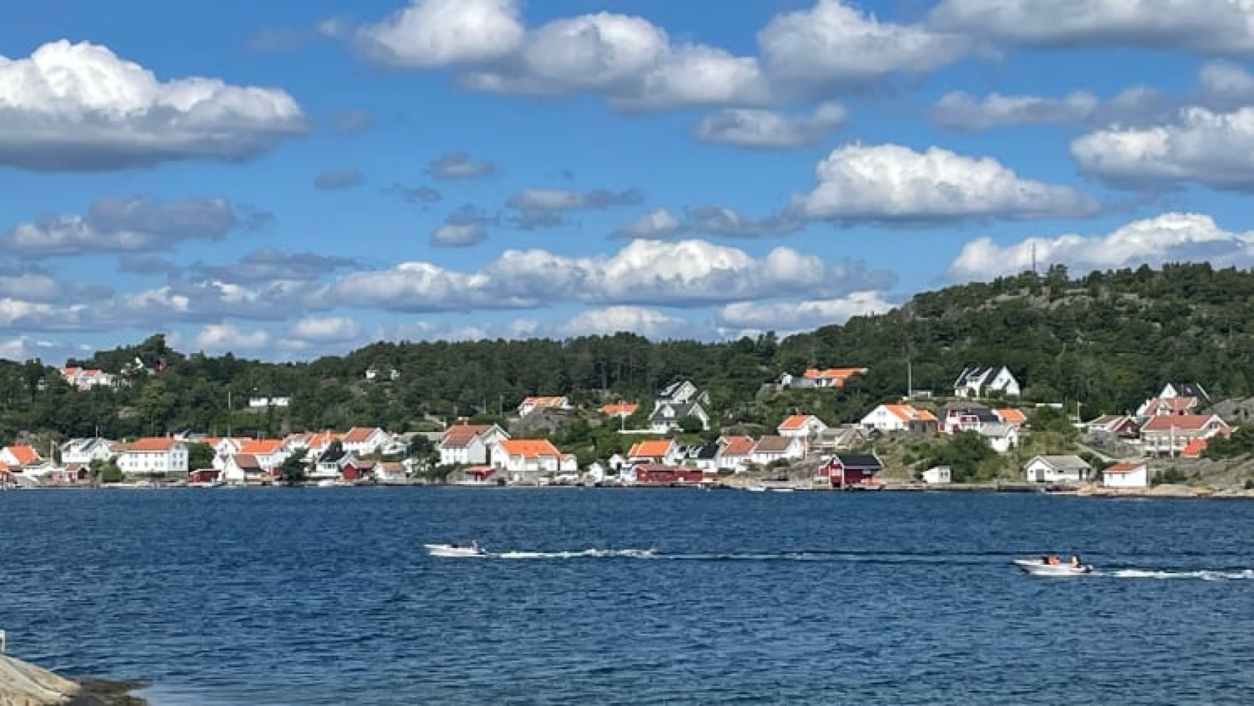 Båter på sjøen. Sommer. Hytter.