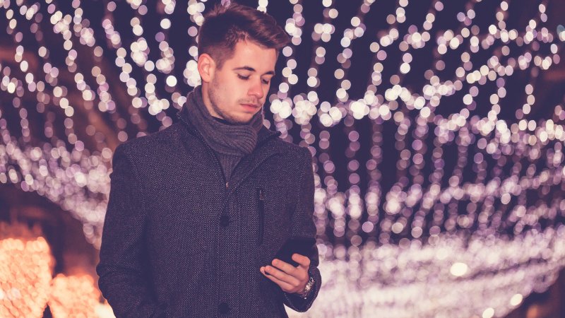 jul mann på mobilen