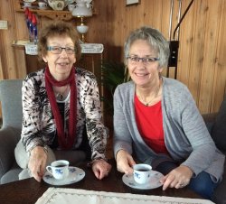 Hilde Marie Bergly og moren drikker kaffe.