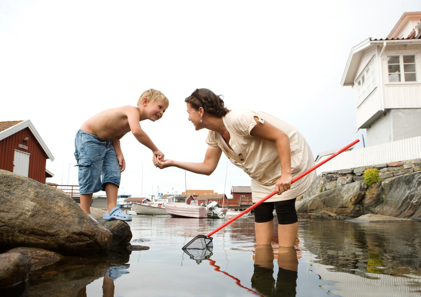 Mor og sønn fisker etter krabber