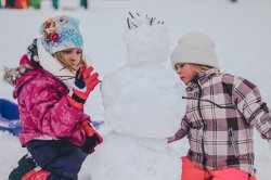 To barn, snømann, vinterklær