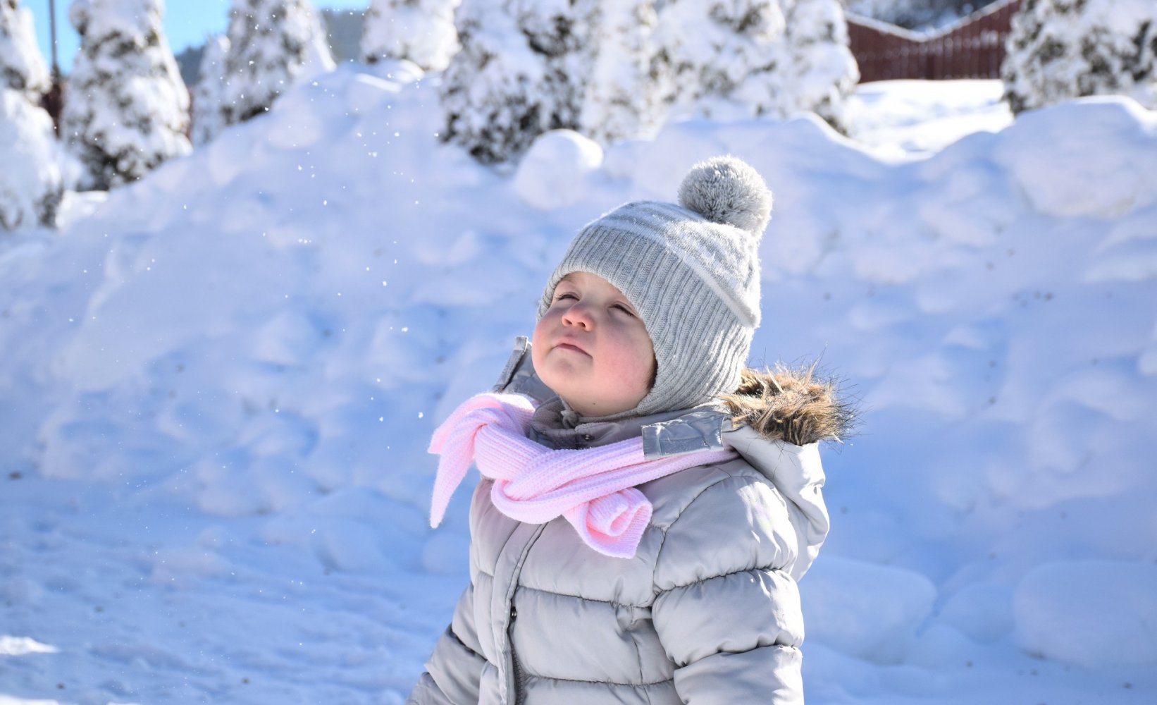 Baby, lue, rosa skjerf, boblejakke, snø, trær