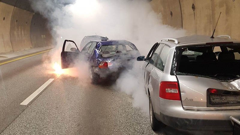 Biler som brenner i en tunnel.