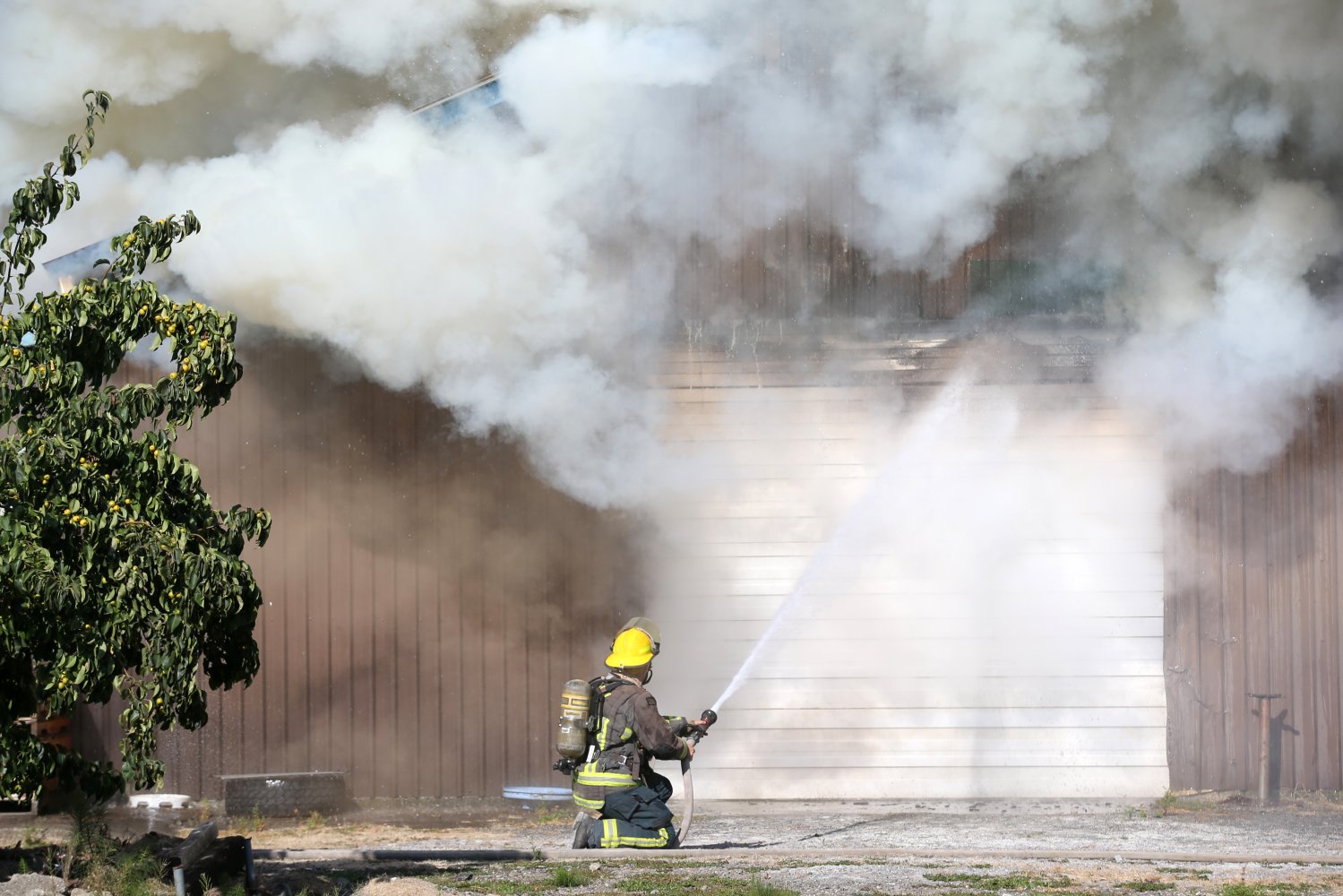 Bildet viser en gård som brenner