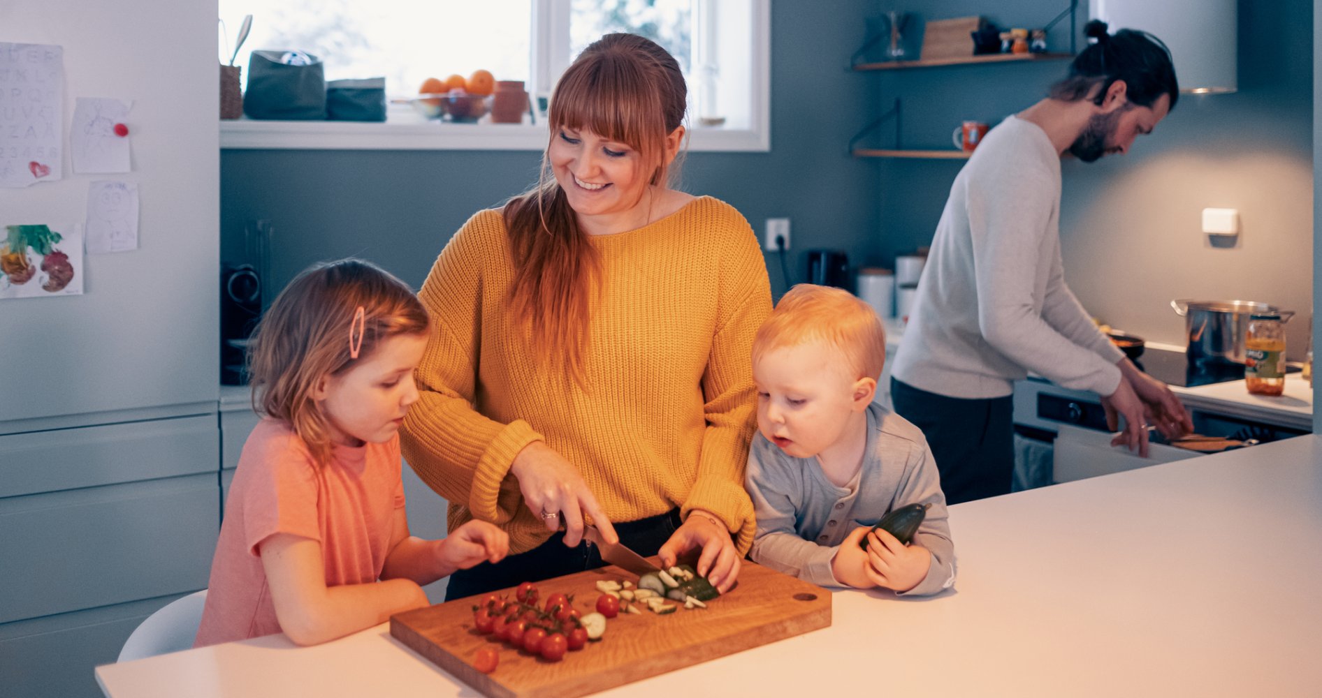 Familie som lager mat sammen.