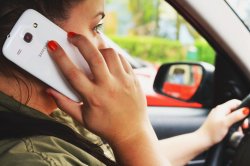 Mobilbruk i bil uten handsfree – Foreldre er blant “verstingene”, viser undersøkelse